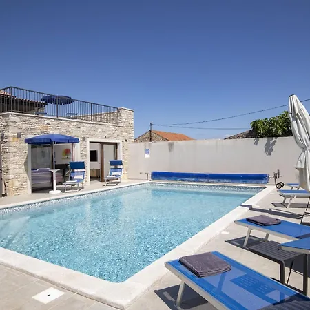 6-bedroom With Heated Pool Near Pula Villa