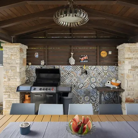 6-bedroom With Heated Pool Near Pula *
