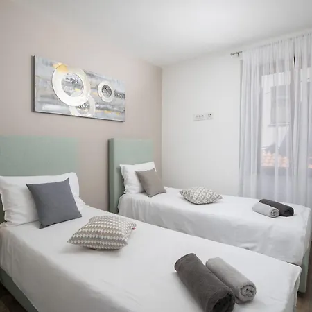 6-bedroom With Heated Pool Near Pula *