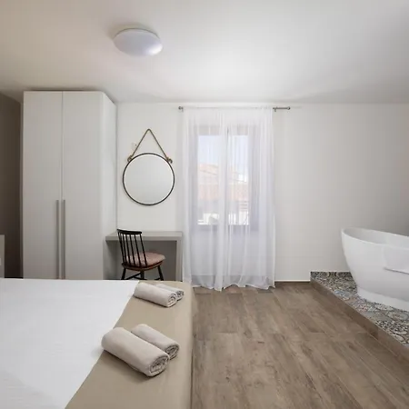 6-bedroom With Heated Pool Near Pula *