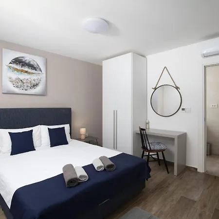6-bedroom With Heated Pool Near Pula Valtura