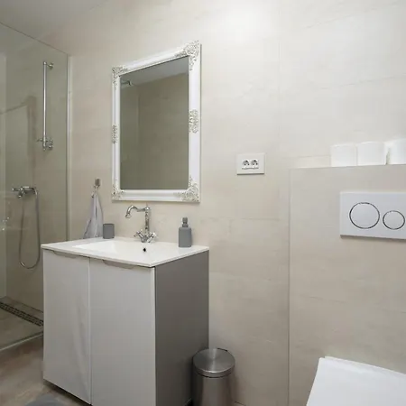 6-bedroom With Heated Pool Near Pula Villa