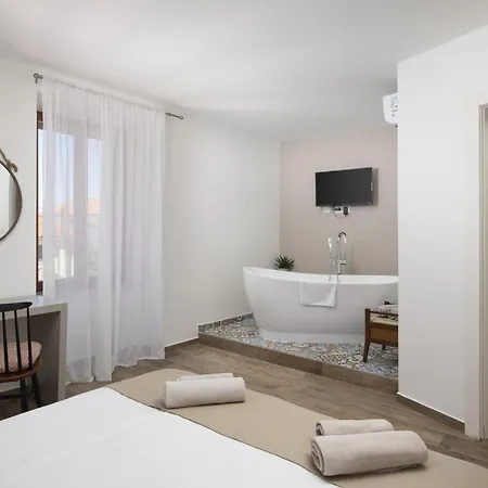 6-bedroom With Heated Pool Near Pula