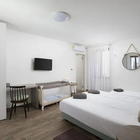 Villa 6-bedroom With Heated Pool Near Pula Valtura