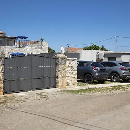 Villa 6-bedroom With Heated Pool Near Pula Valtura